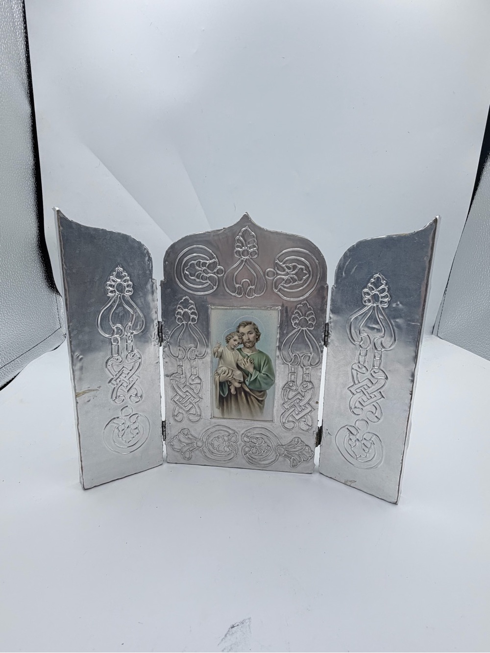 Triptych altar depicting Saint Joseph holding the Child Jesus